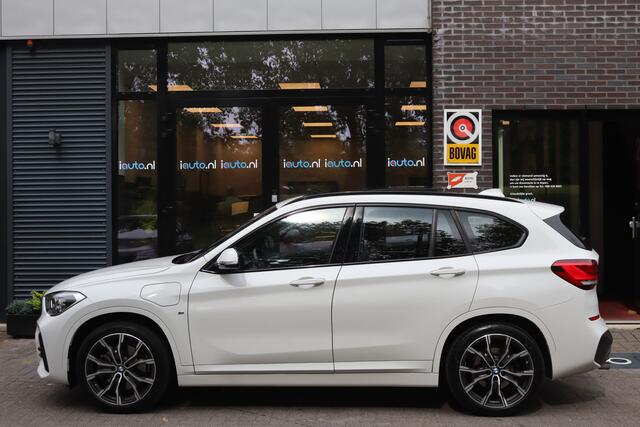 BMW X1 xDrive25e 220pk M-Sport Shadow-Line Pano/Keyless/Navi/Leder Dakota/LED/DAB/19"