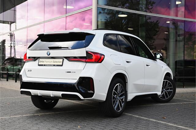 BMW X1 sDrive20i High Executive M Sport Automaat / Trekhaak / Sportstoelen / Stoelverwarming / Adaptieve LED / Parking Assistant Plus / Head-Up / Live Cockpit Professional