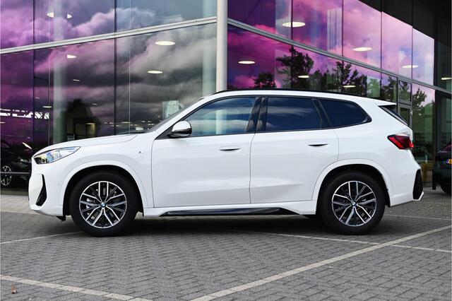 BMW X1 sDrive20i High Executive M Sport Automaat / Trekhaak / Sportstoelen / Stoelverwarming / Adaptieve LED / Parking Assistant Plus / Head-Up / Live Cockpit Professional