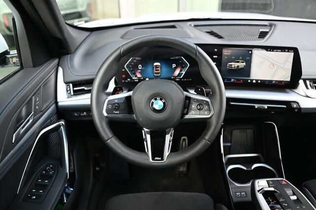 BMW X1 sDrive20i High Executive M Sport Automaat / Trekhaak / Sportstoelen / Stoelverwarming / Adaptieve LED / Parking Assistant Plus / Head-Up / Live Cockpit Professional