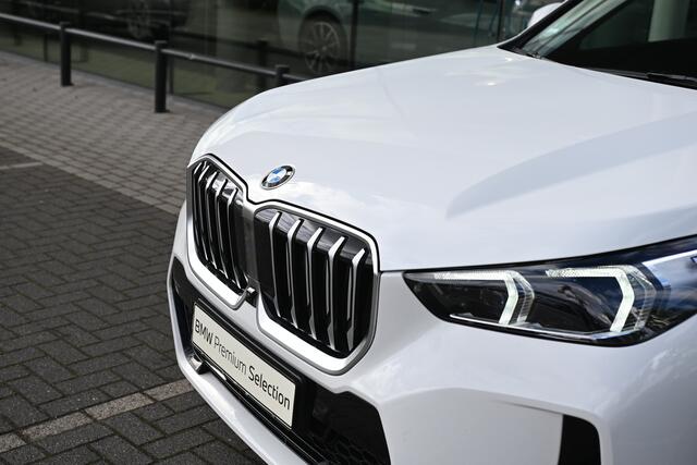 BMW X1 sDrive20i High Executive M Sport Automaat / Trekhaak / Sportstoelen / Stoelverwarming / Adaptieve LED / Parking Assistant Plus / Head-Up / Live Cockpit Professional