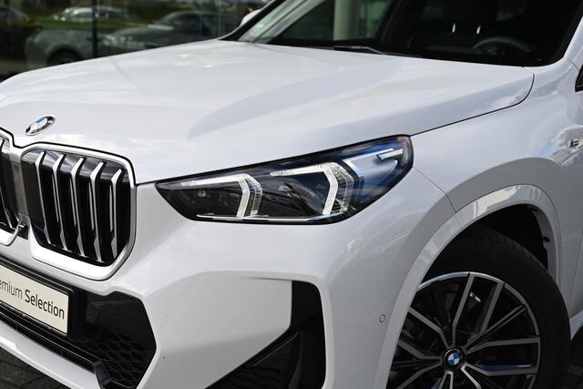 BMW X1 sDrive20i High Executive M Sport Automaat / Trekhaak / Sportstoelen / Stoelverwarming / Adaptieve LED / Parking Assistant Plus / Head-Up / Live Cockpit Professional