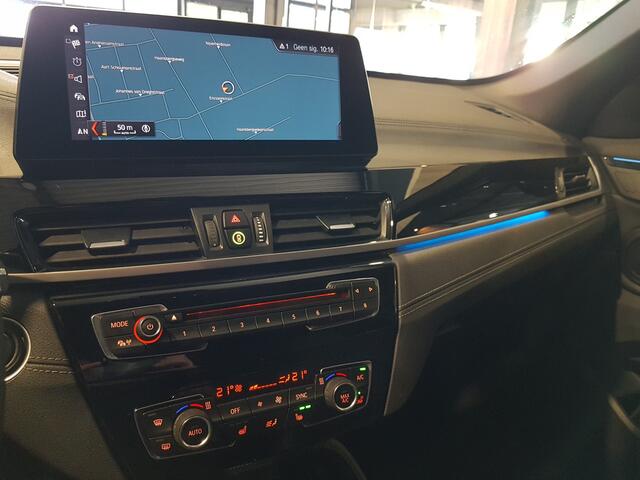 BMW X1 xDrive25e High Executive X-Line HUD | Navigatie | Camera | Half-Leder | LED | 18" LMV