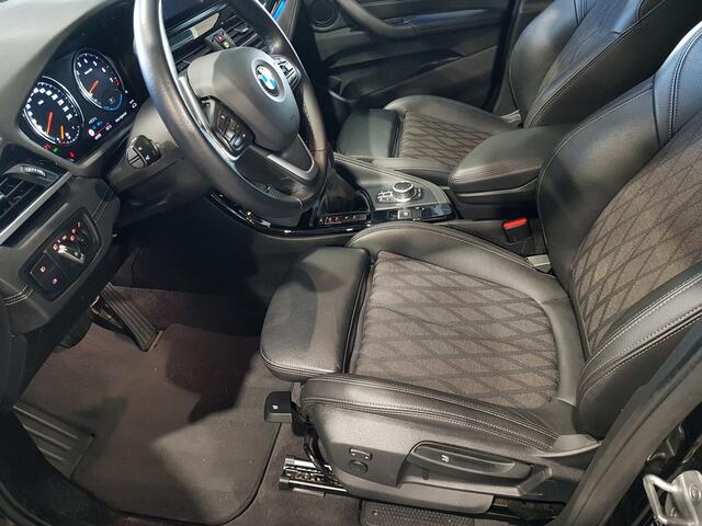 BMW X1 xDrive25e High Executive X-Line HUD | Navigatie | Camera | Half-Leder | LED | 18" LMV