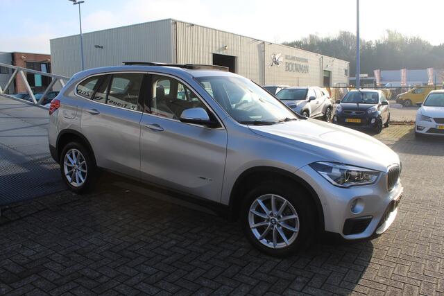 BMW X1 sDrive18i Centennial High Executive Automaat Panoramadak/Navigatie/Stoelverwarming/Harman Kardon/Lederen bekleding/Cruise control/Parkeersensoren