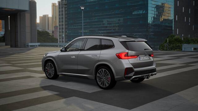 BMW X1 sDrive18i High Executive M Sport Automaat / Panoramadak / Trekhaak / Sportstoelen / Adaptieve LED / Parking Assistant Plus / Comfort Access / M Adaptief onderstel