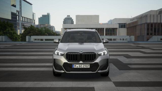 BMW X1 sDrive18i High Executive M Sport Automaat / Panoramadak / Trekhaak / Sportstoelen / Adaptieve LED / Parking Assistant Plus / Comfort Access / M Adaptief onderstel