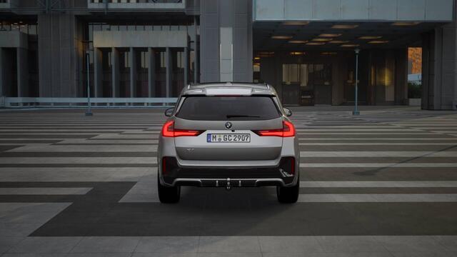 BMW X1 sDrive18i High Executive M Sport Automaat / Panoramadak / Trekhaak / Sportstoelen / Adaptieve LED / Parking Assistant Plus / Comfort Access / M Adaptief onderstel