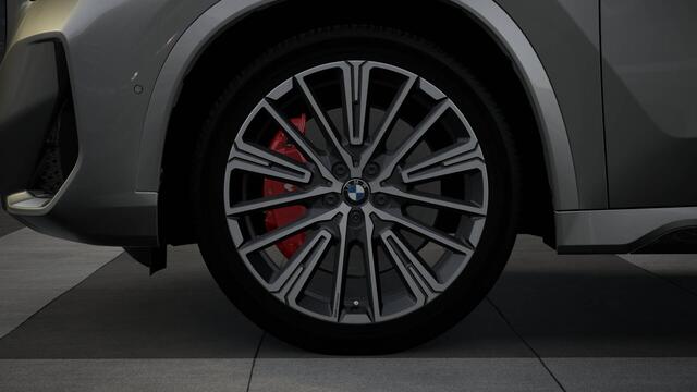 BMW X1 sDrive18i High Executive M Sport Automaat / Panoramadak / Trekhaak / Sportstoelen / Adaptieve LED / Parking Assistant Plus / Comfort Access / M Adaptief onderstel