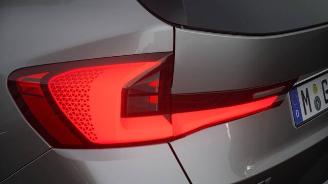 BMW X1 sDrive18i High Executive M Sport Automaat / Panoramadak / Trekhaak / Sportstoelen / Adaptieve LED / Parking Assistant Plus / Comfort Access / M Adaptief onderstel