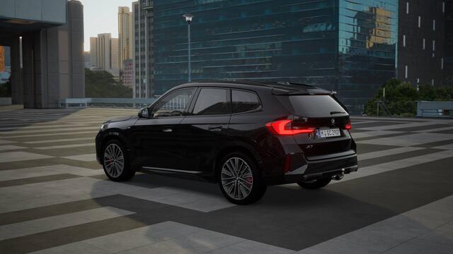 BMW X1 sDrive18i High Executive M Sport Automaat / Panoramadak / Trekhaak / Verwarmd stuurwiel / Sportstoelen / Stoelverwarming / Adaptieve LED / Harman Kardon / Head-Up