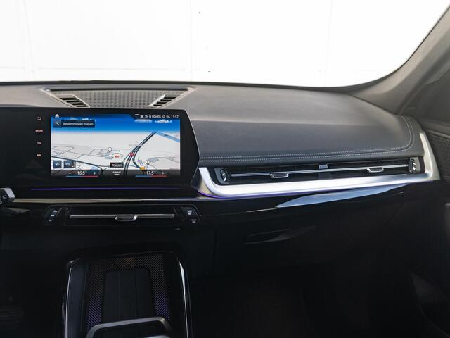 BMW X1 sDrive18i xLine | Premium Pack | Driving Assistent | Parking Assistent | 20 inch | Trekhaak