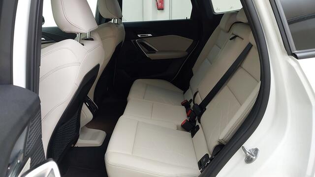 BMW X1 xDrive23i M-Sport | Stoel/Stuurverwarming | Adaptief onderstel | 18"