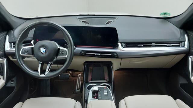 BMW X1 xDrive23i M-Sport | Stoel/Stuurverwarming | Adaptief onderstel | 18"