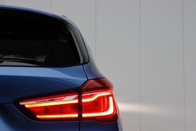 BMW X1 sDrive18i High Executive / Stoelverwarming / Achteruitrij camera / Electronic damping control