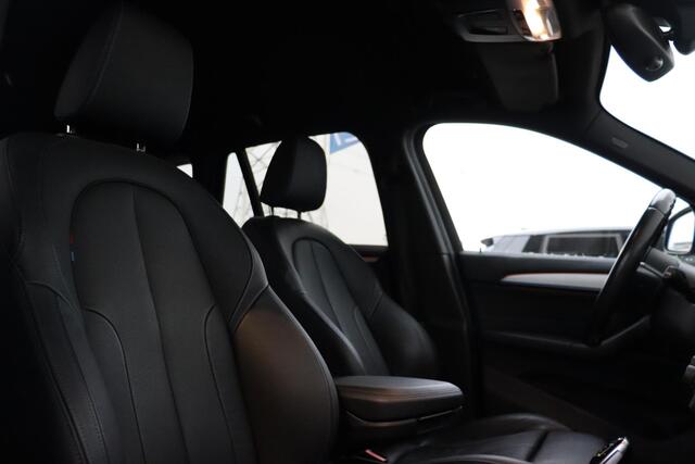 BMW X1 sDrive18i High Executive / Stoelverwarming / Achteruitrij camera / Electronic damping control