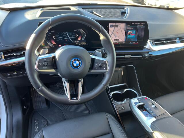 BMW X1 xDrive30e xLine ** LED, LEDER, HuD, HARMAN KORDON, TREKH, VERW. STUUR ** 1e EIG - 26.000km - UNFALLFREI ** ** INFORMEER OOK NAAR ONZE AANTREKKELIJKE FINANCIAL-LEASE TARIEVEN **