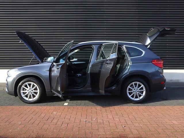 BMW X1 sDrive20i Centennial High Executive | Clima | Cruise | Navi | Leder | Stoelverwarming | Pano | Parkeer-assistent |