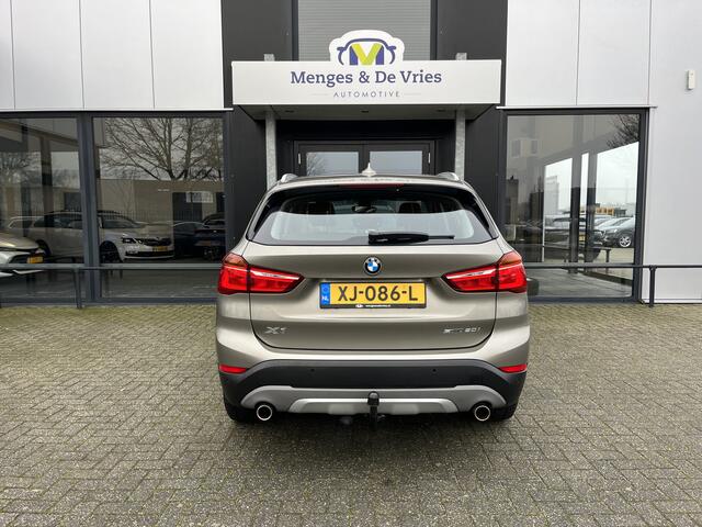 BMW X1 sDrive20i Orange Edition II Trekhaak | Stoelverwarming | LED | NAP | Head-Up display | Leder | Isofix