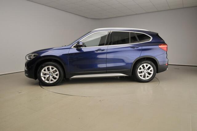 BMW X1 sDrive20i Automaat / Sportstoelen / Leder / Camera / Panoramadak / Head-up / X-Line / 19 inch