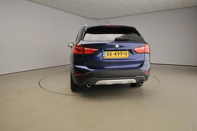BMW X1 sDrive20i Automaat / Sportstoelen / Leder / Camera / Panoramadak / Head-up / X-Line / 19 inch