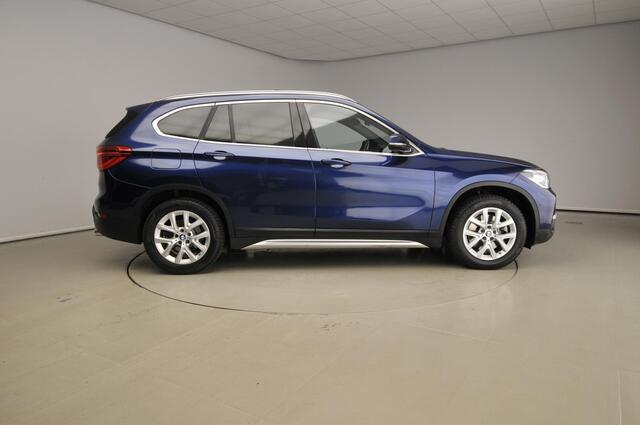 BMW X1 sDrive20i Automaat / Sportstoelen / Leder / Camera / Panoramadak / Head-up / X-Line / 19 inch
