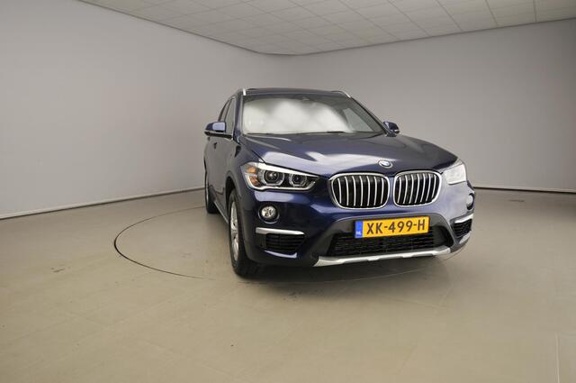 BMW X1 sDrive20i Automaat / Sportstoelen / Leder / Camera / Panoramadak / Head-up / X-Line / 19 inch