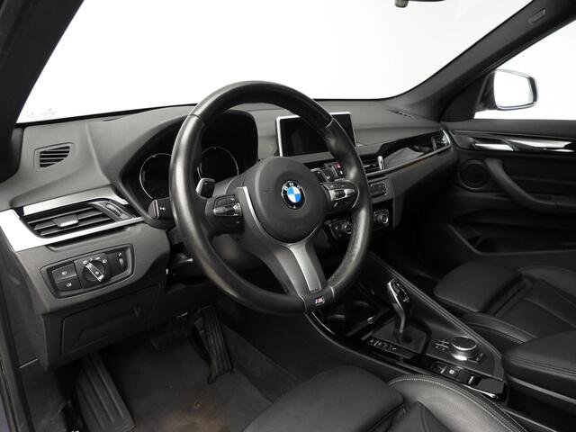 BMW X1 sDrive20i Automaat / Sportstoelen / Leder / Camera / Panoramadak / Head-up / X-Line / 19 inch