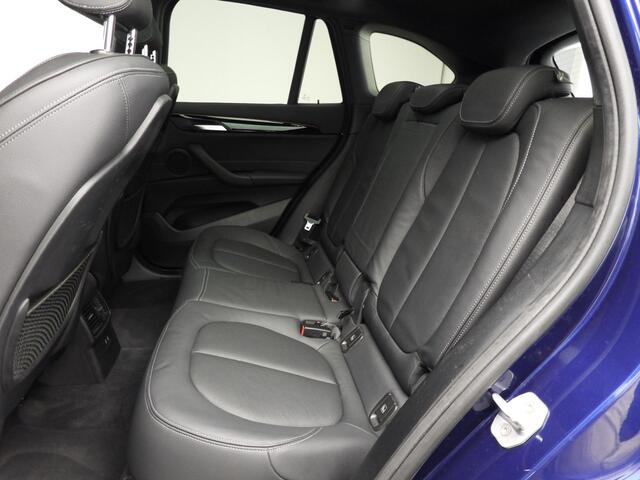 BMW X1 sDrive20i Automaat / Sportstoelen / Leder / Camera / Panoramadak / Head-up / X-Line / 19 inch