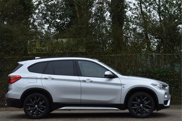 BMW X1 sDrive20i Orange Edition II Open dak | Cruise control | Navi | Trekhaak |