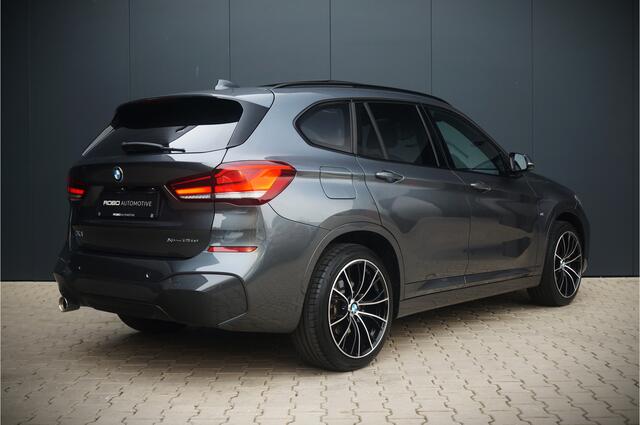 BMW X1 xDrive25e High Executive Edition M Sport | Panoramadak | Leer | Head-Up Display | Camera | Shadowline | Keyless | Adaptive Cruise Control | Navigatie Prof. | Stoelverwarming | Elek. Achterklep | Ambiance Verlichting |