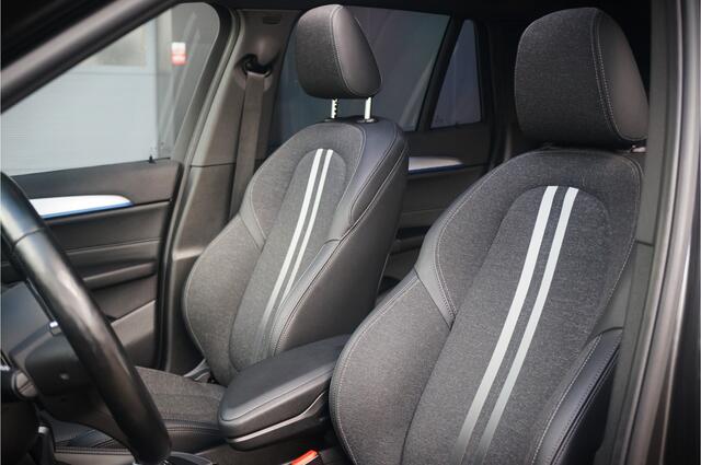 BMW X1 xDrive25e High Executive Edition M Sport | Panoramadak | Leer | Head-Up Display | Camera | Shadowline | Keyless | Adaptive Cruise Control | Navigatie Prof. | Stoelverwarming | Elek. Achterklep | Ambiance Verlichting |