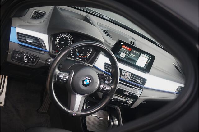 BMW X1 xDrive25e High Executive Edition M Sport | Panoramadak | Leer | Head-Up Display | Camera | Shadowline | Keyless | Adaptive Cruise Control | Navigatie Prof. | Stoelverwarming | Elek. Achterklep | Ambiance Verlichting |