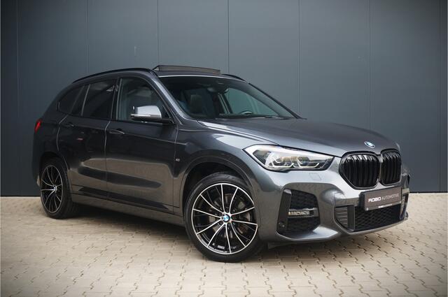 BMW X1 xDrive25e High Executive Edition M Sport | Panoramadak | Leer | Head-Up Display | Camera | Shadowline | Keyless | Adaptive Cruise Control | Navigatie Prof. | Stoelverwarming | Elek. Achterklep | Ambiance Verlichting |
