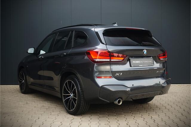 BMW X1 xDrive25e High Executive Edition M Sport | Panoramadak | Leer | Head-Up Display | Camera | Shadowline | Keyless | Adaptive Cruise Control | Navigatie Prof. | Stoelverwarming | Elek. Achterklep | Ambiance Verlichting |