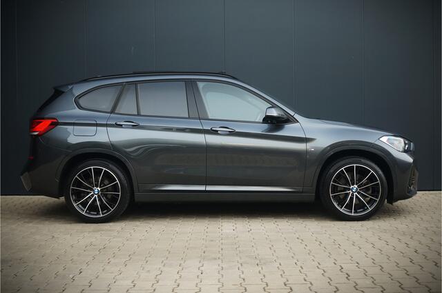 BMW X1 xDrive25e High Executive Edition M Sport | Panoramadak | Leer | Head-Up Display | Camera | Shadowline | Keyless | Adaptive Cruise Control | Navigatie Prof. | Stoelverwarming | Elek. Achterklep | Ambiance Verlichting |