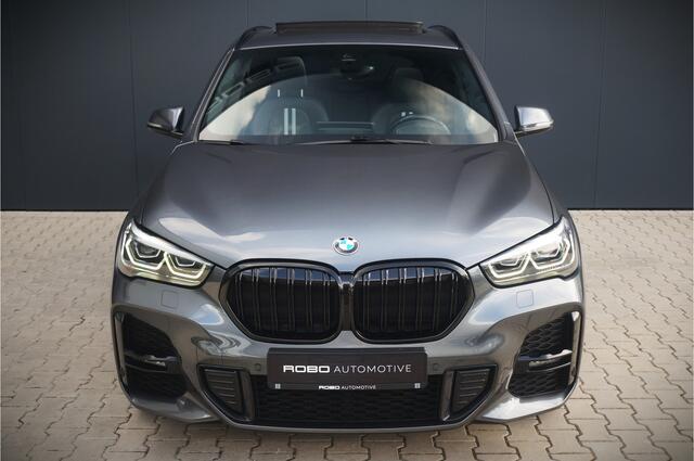 BMW X1 xDrive25e High Executive Edition M Sport | Panoramadak | Leer | Head-Up Display | Camera | Shadowline | Keyless | Adaptive Cruise Control | Navigatie Prof. | Stoelverwarming | Elek. Achterklep | Ambiance Verlichting |