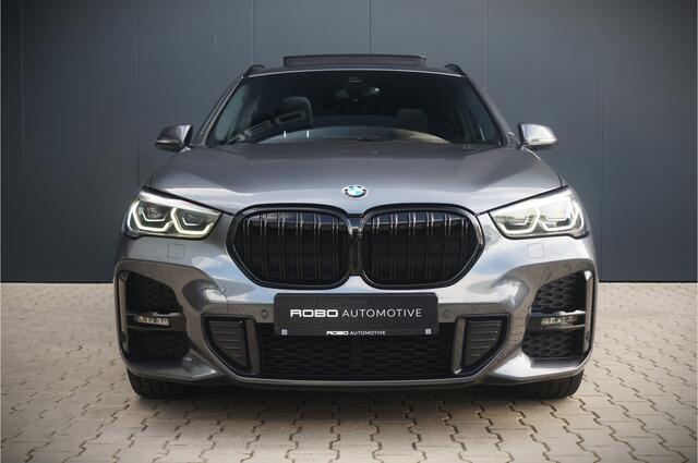BMW X1 xDrive25e High Executive Edition M Sport | Panoramadak | Leer | Head-Up Display | Camera | Shadowline | Keyless | Adaptive Cruise Control | Navigatie Prof. | Stoelverwarming | Elek. Achterklep | Ambiance Verlichting |
