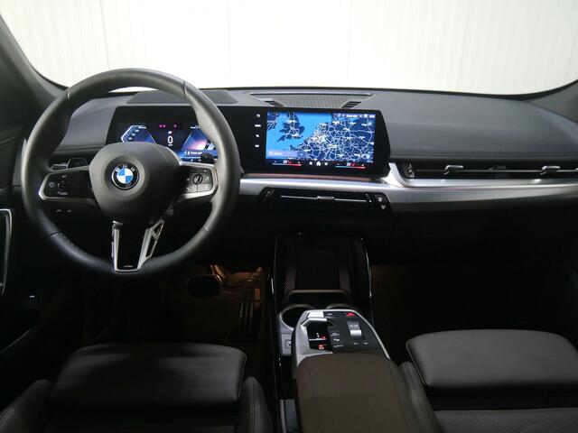 BMW X1 xDrive23i High Executive M Sport Automaat / Panoramadak / Trekhaak / Sportstoelen / Stoelverwarming / Adaptieve LED / Parking Assistant Plus / Live Cockpit Professional