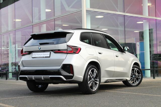 BMW X1 xDrive23i High Executive M Sport Automaat / Panoramadak / Trekhaak / Sportstoelen / Stoelverwarming / Adaptieve LED / Parking Assistant Plus / Live Cockpit Professional