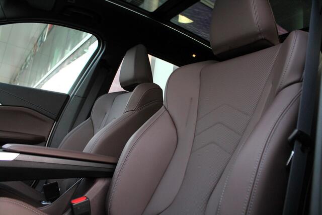 BMW X1 xDrive23i High Executive M Sport Automaat / Panoramadak / Trekhaak / Sportstoelen / Stoelverwarming / Adaptieve LED / Parking Assistant Plus / Live Cockpit Professional