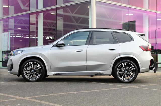 BMW X1 xDrive23i High Executive M Sport Automaat / Panoramadak / Trekhaak / Sportstoelen / Stoelverwarming / Adaptieve LED / Parking Assistant Plus / Live Cockpit Professional