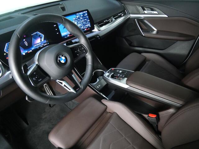 BMW X1 xDrive23i High Executive M Sport Automaat / Panoramadak / Trekhaak / Sportstoelen / Stoelverwarming / Adaptieve LED / Parking Assistant Plus / Live Cockpit Professional