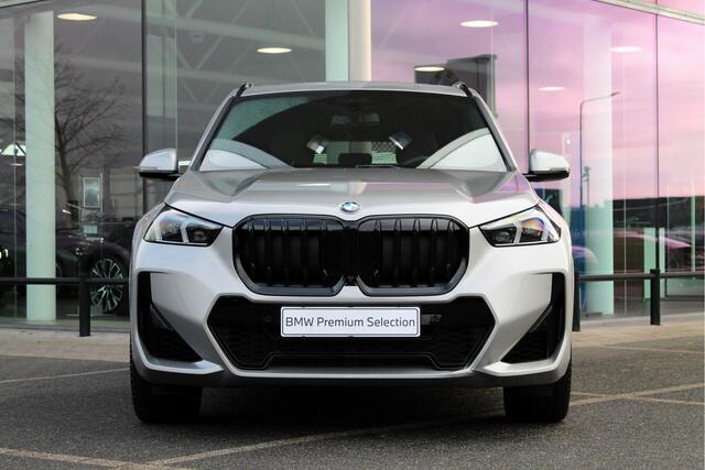 BMW X1 xDrive23i High Executive M Sport Automaat / Panoramadak / Trekhaak / Sportstoelen / Stoelverwarming / Adaptieve LED / Parking Assistant Plus / Live Cockpit Professional