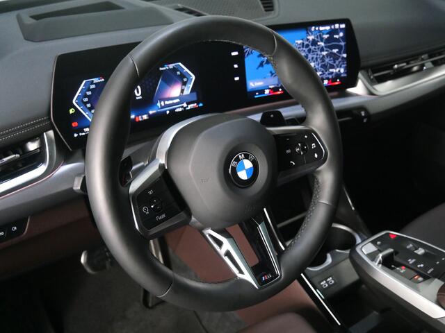 BMW X1 xDrive23i High Executive M Sport Automaat / Panoramadak / Trekhaak / Sportstoelen / Stoelverwarming / Adaptieve LED / Parking Assistant Plus / Live Cockpit Professional