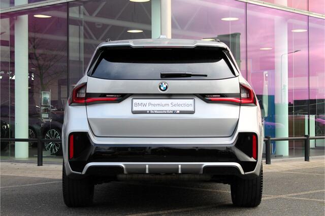 BMW X1 xDrive23i High Executive M Sport Automaat / Panoramadak / Trekhaak / Sportstoelen / Stoelverwarming / Adaptieve LED / Parking Assistant Plus / Live Cockpit Professional
