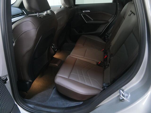 BMW X1 xDrive23i High Executive M Sport Automaat / Panoramadak / Trekhaak / Sportstoelen / Stoelverwarming / Adaptieve LED / Parking Assistant Plus / Live Cockpit Professional