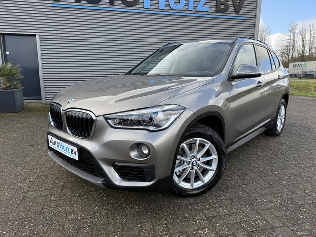 BMW X1 sDrive20i Executive LED DAB Trekhaak 4 Seizoenenbanden PDC V+A Stoelverwarming