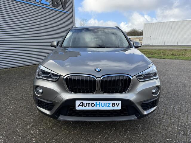 BMW X1 sDrive20i Executive LED DAB Trekhaak 4 Seizoenenbanden PDC V+A Stoelverwarming