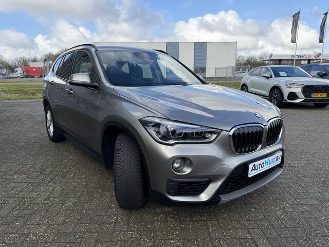 BMW X1 sDrive20i Executive LED DAB Trekhaak 4 Seizoenenbanden PDC V+A Stoelverwarming
